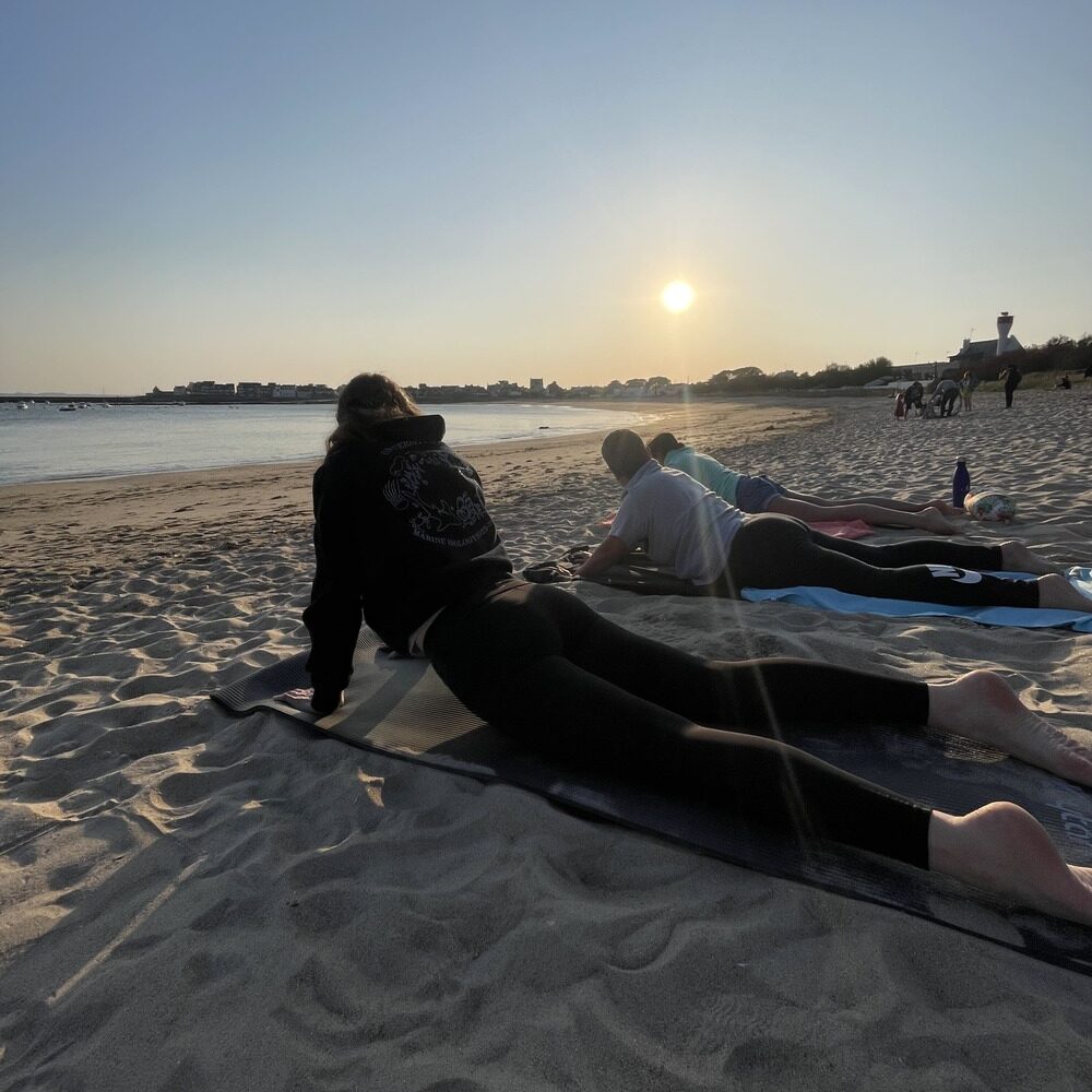 stretching plage marion renard e1758183090972.jpg